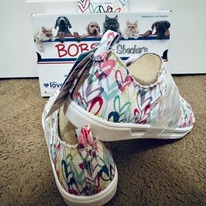 Skechers White and Red Sneakers Vibrant Design